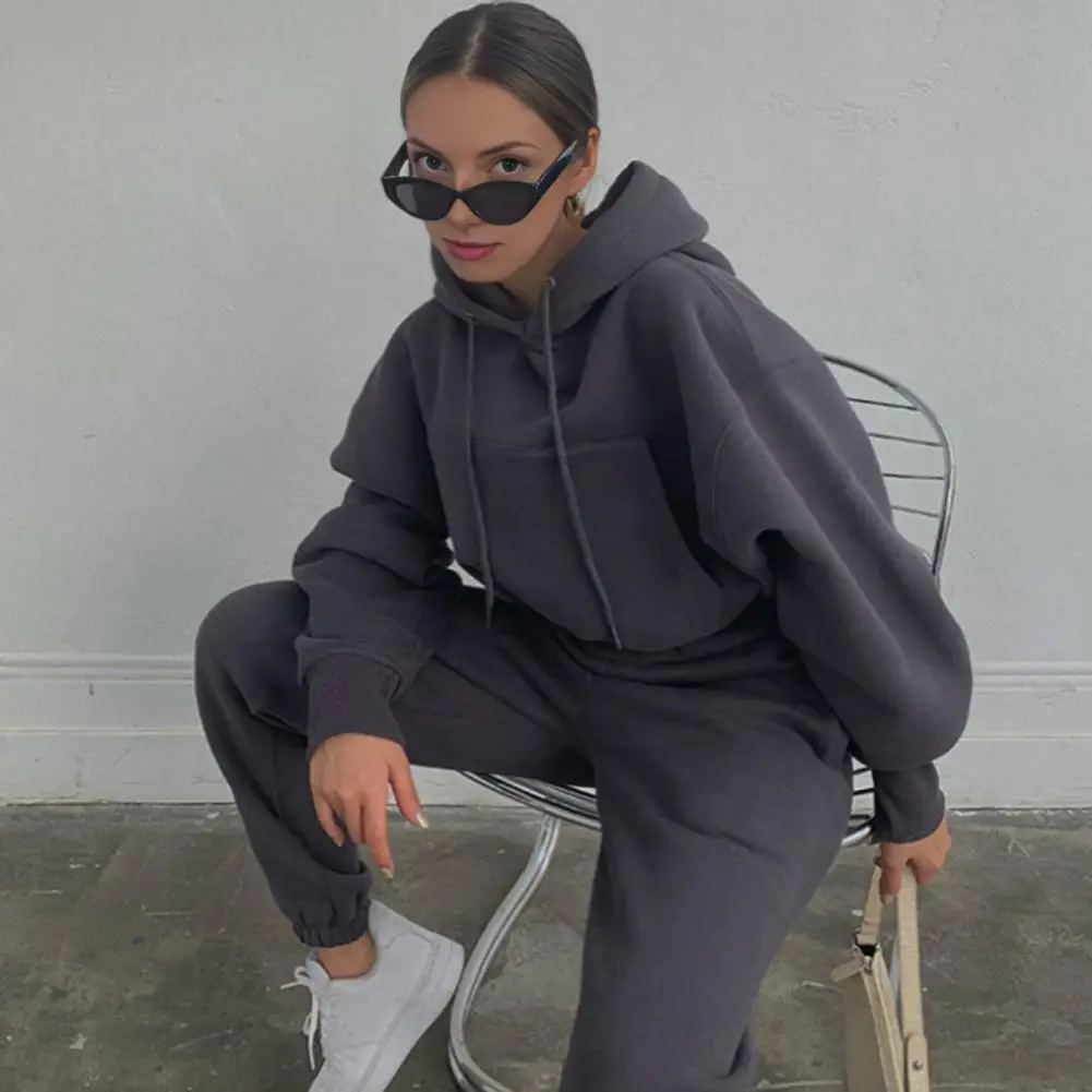 

Женский спортивный костюм-двойка: укороченное худи с длинным рукавом и джоггеры для повседневной носки осенью