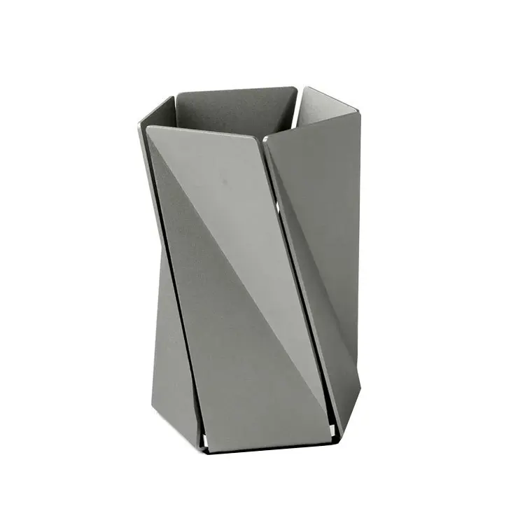 

Light luxury creative twist metal pen holder office desktop high-end art ornament simple desktop storage stationery