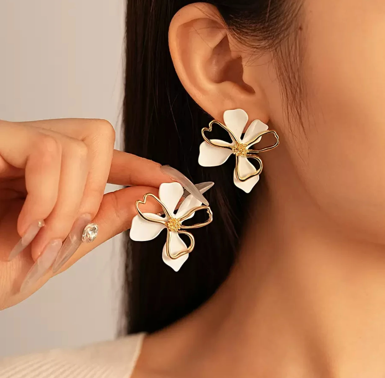 

3.5 * 3.7 cm simple, sweet, luxurious design, flower petal , commuting, versatile, temperament, small niche, high-end earrings