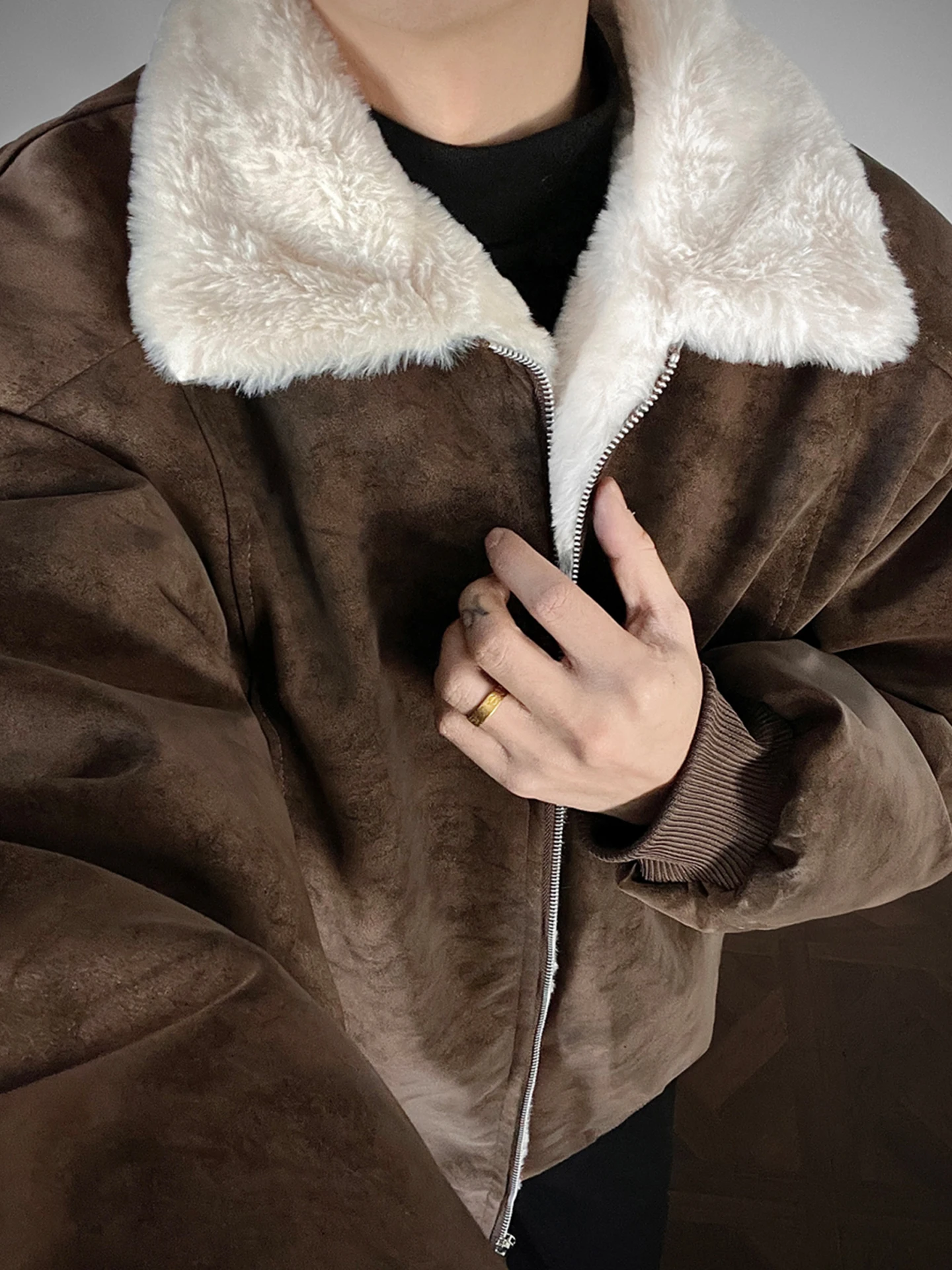 

Мужское зимнее джинсовое пальто из искусственной кожи с воротником из овечьего меха, элитное пальто, повседневное длинное пальто цвета све