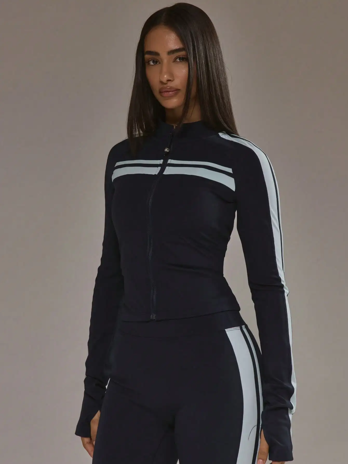 سترة رياضية نسائية بسحاب وتفاصيل مخططة، تصميم محدد للجسم مناسب للتمارين الرياضية والبادل في الخريف والشتاء