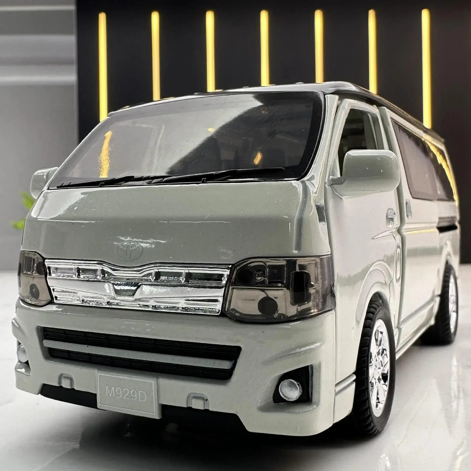 1:32 Model mobil bisnis Toyota Hiace dekorasi, dengan suara dan lampu pembuka pintu, hadiah mainan anak-anak F366