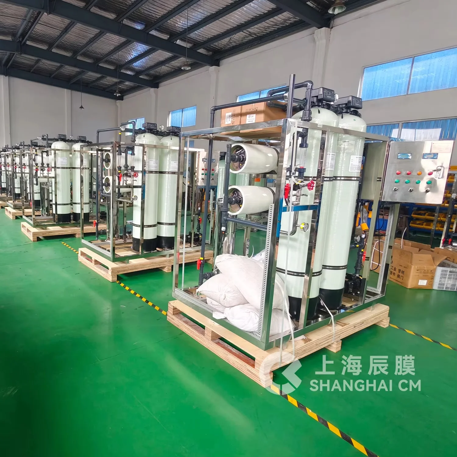 2000 LPH FPR Reverse Osmosis Water Treatment System Purification for Sea Water 1 Year 220V Membrane Pump PLC Engine Bearing
