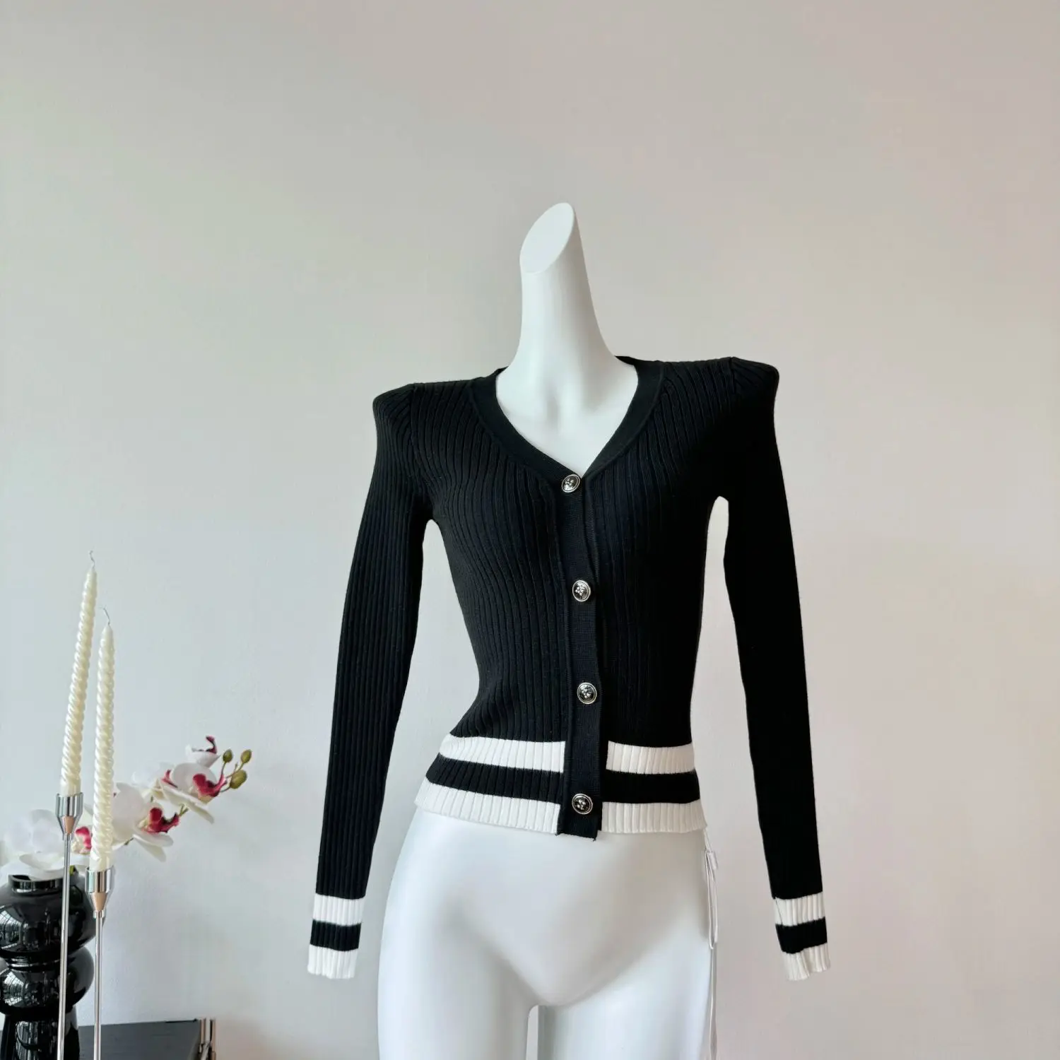 

Новинка 2025, высококачественный модный полосатый свитер контрастного цвета, женский однобортный топ с v-образным вырезом, уменьшающий возраст, с длинными рукавами