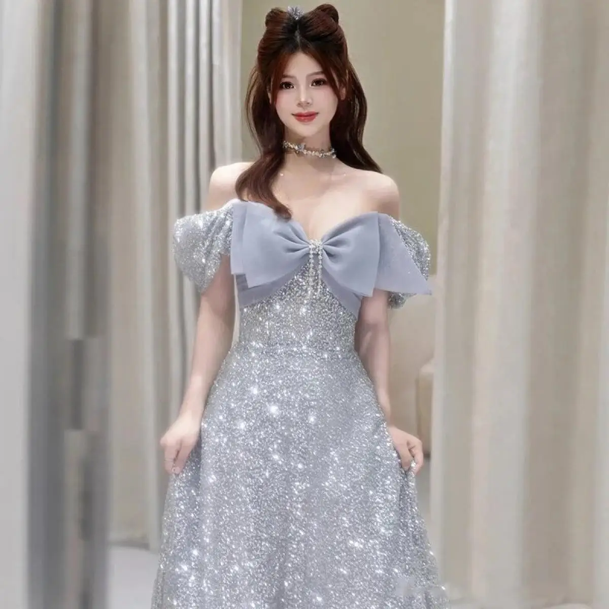 アリア シルバー エレガント イブニングドレス スパンコール付き フロア丈 オフショルダー プロムドレス リボン Aライン ローブ・ド・ソワレ カスタマイズ可能