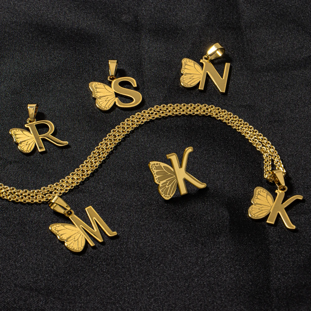 女性のための大きな蝶の文字のネックレス,ステンレス鋼のペンダント,ゴールドカラー,A-Z鎖骨チェーン,女性の日の贈り物