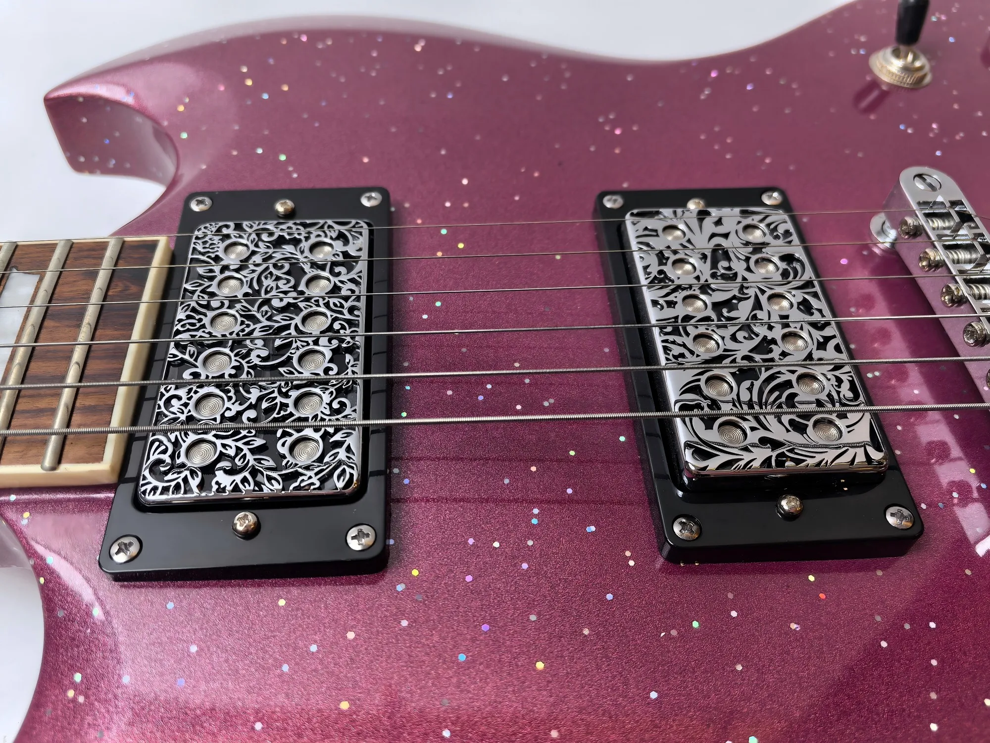 Customizable, in stock, rose-colored 6-string electric guitar, round-headed fret wire, African rosewood fretboard.