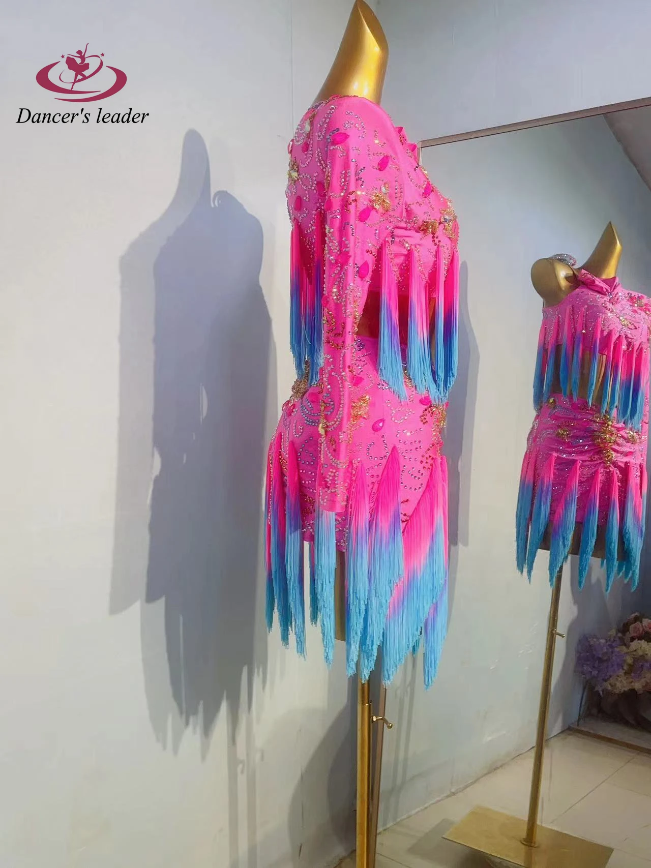 ラテンダンスステージ女性のハイエンドカスタマイズされたグラデーションタッセルデザインベリーダンスサンブラインストーンパフォーマンスコスチュームドレス