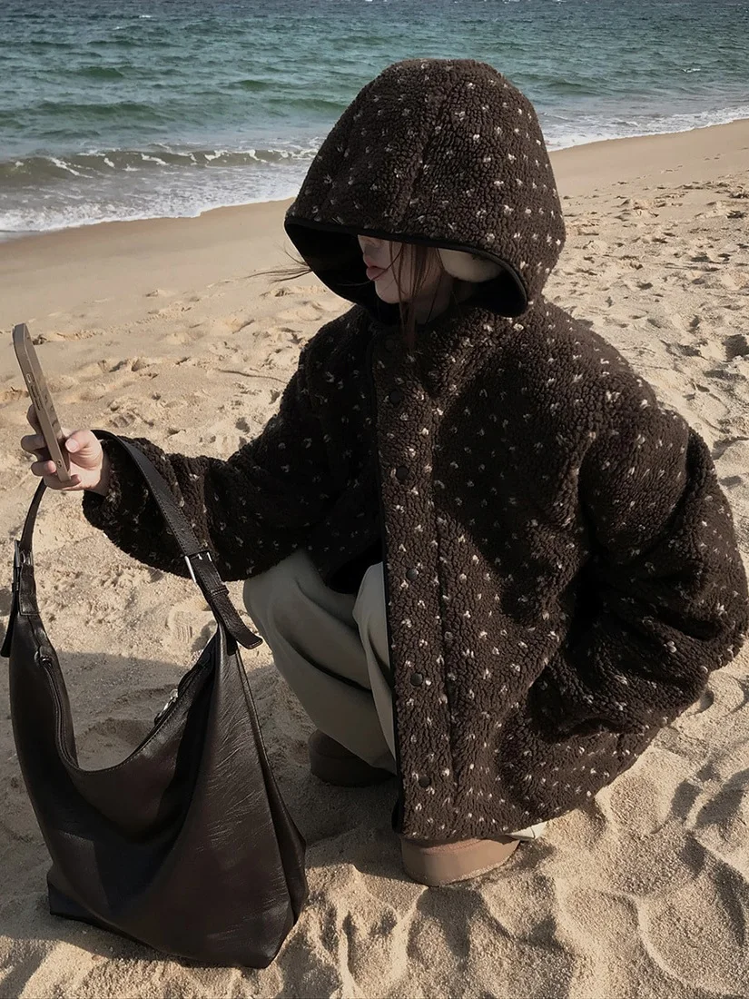 Gorro nuevo elegante de invierno para mujer, abrigo de algodón cálido con sensación de diseño holgado y perezoso de talla pequeña