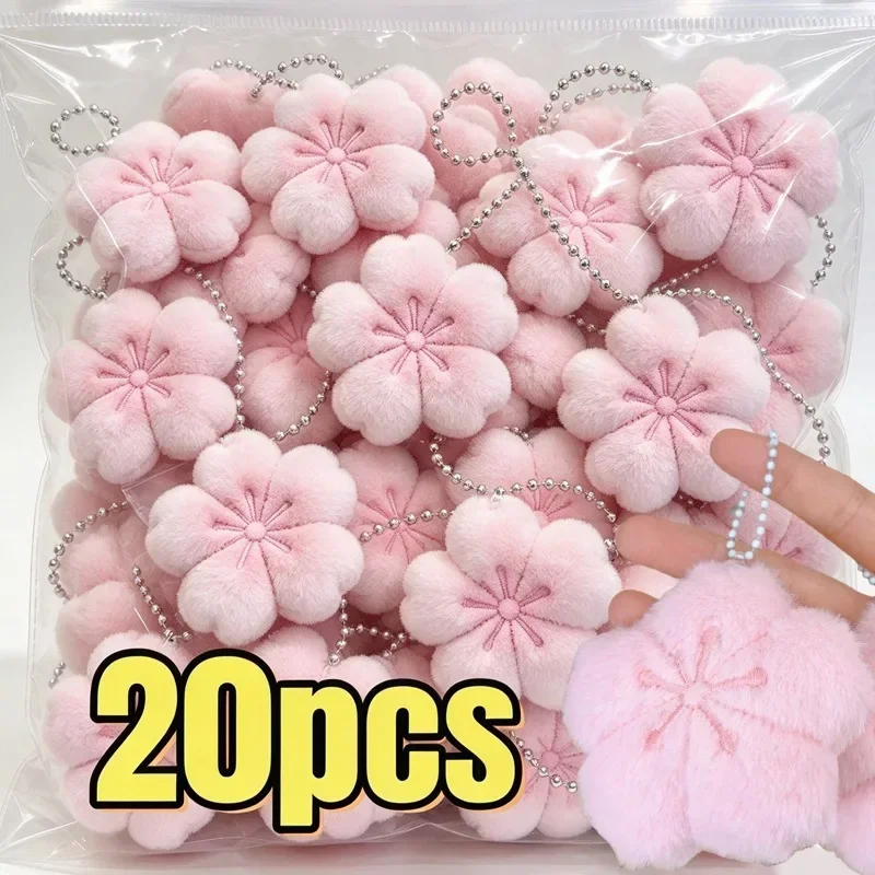 Llavero colgante de felpa con diseño de flor de cerezo rosa, ideal para regalar, un accesorio pequeño y adorable para decorar bolsos y mochilas.