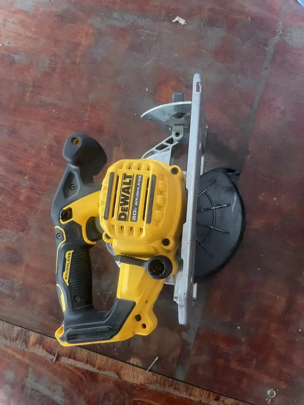 UŻYWANA bezszczotkowa piła tarczowa Dewalt DCS566 18 V 165 mm Tylko bezprzewodowy korpus (RĘCZNIE SKRZYDŁA)