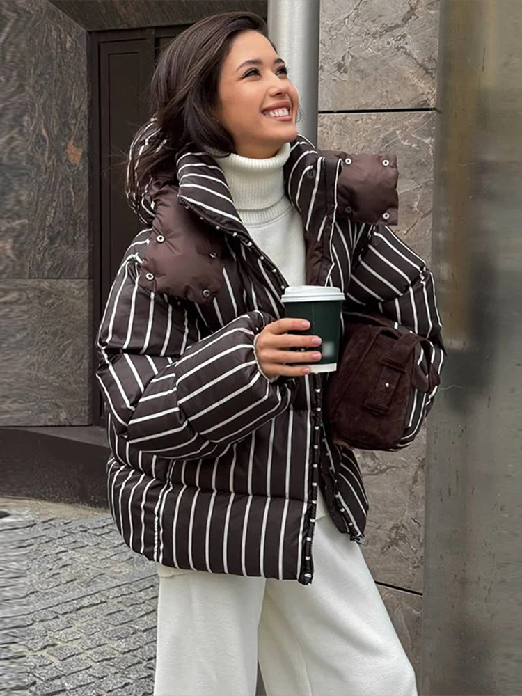 سترة مبطنة شتوية مخططة للنساء مع قلنسوة سميكة واحدة الصدر وأكمام طويلة 2025 معطف نسائي غير رسمي جديد ملابس خارجية فضفاضة أنيقة
