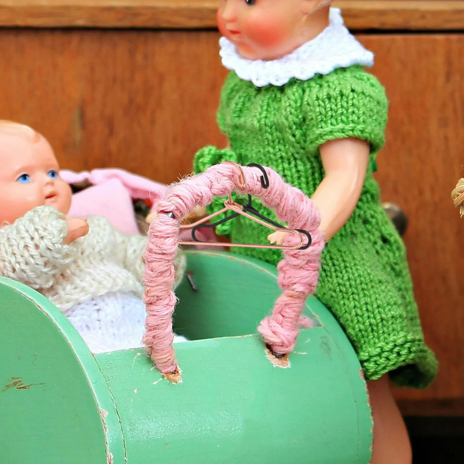 

50 шт. миниатюрных вешалок, компактный дизайн, экономящий место, для организации хранения одежды, прочный, легкий материал, для детской комнаты, гардероба