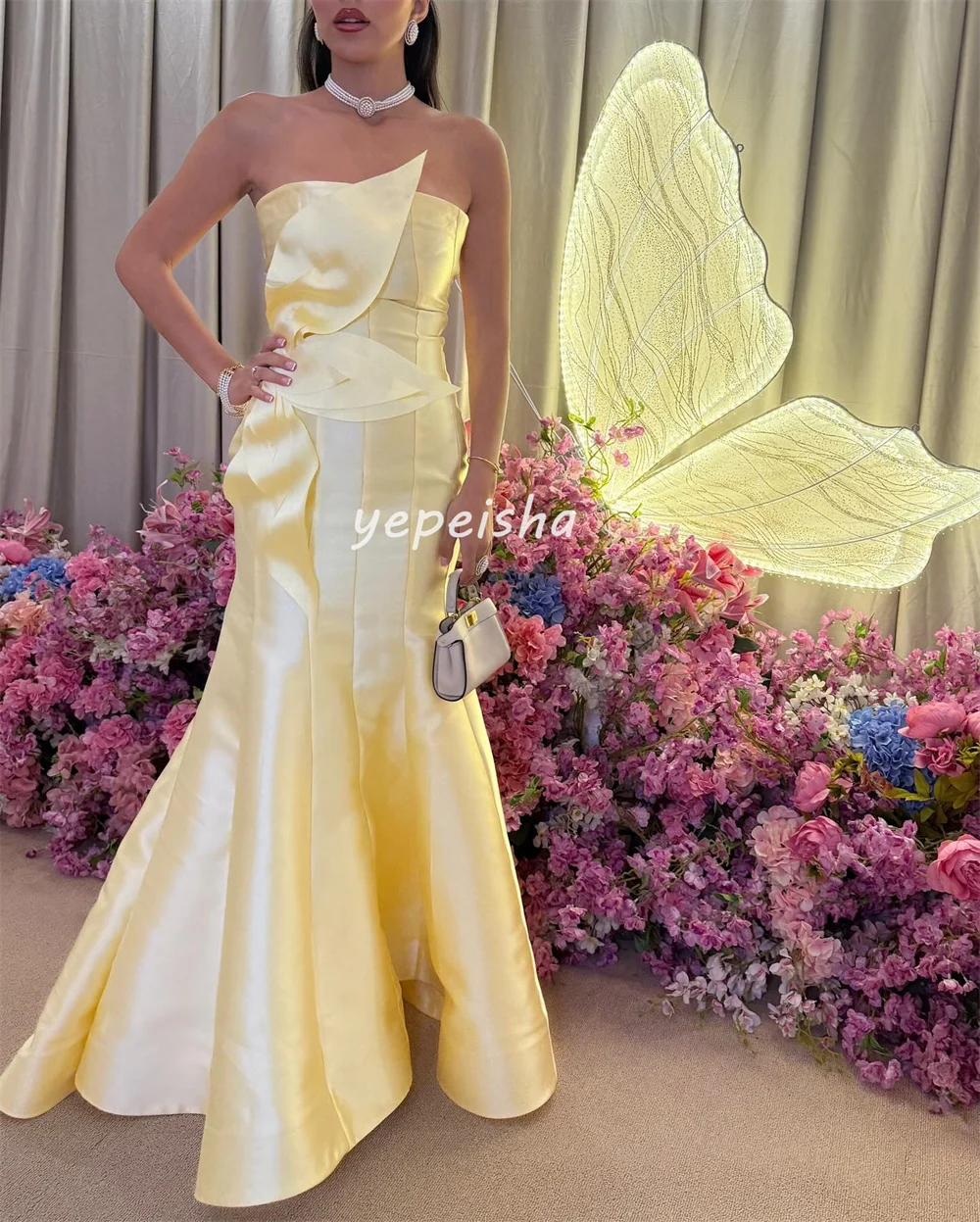 ชุดเดรสยาวทรงเมอร์เมดแบบไร้สาย ดีไซน์ทันสมัย แต่งระบายดอกไม้แฮนด์เมด สไตล์เซ็กซี่  ชุดเดรสสั่งตัดสำหรับโอกาสพิเศษ  งานฝีมือประณีต  สไตล์พาสเทล