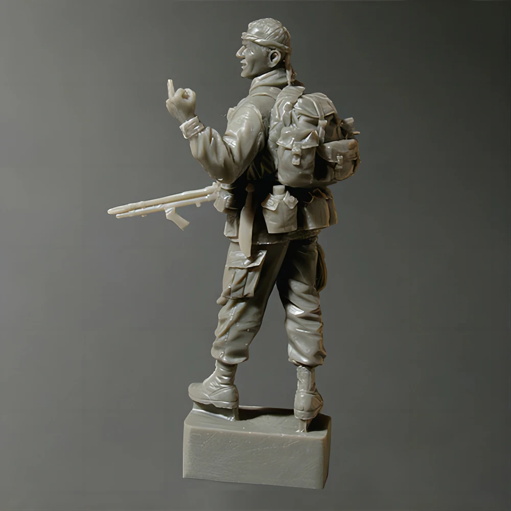 GK1/35 World War II Soldier Resin Model Spot Figure Soldier Military Theme White Mold