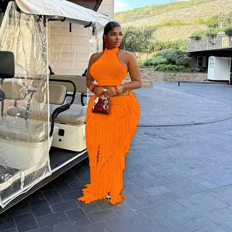 

Женский однотонный пляжный вязаный комплект из 2 предметов: укороченный топ-халтер с открытой спиной на шнуровке + облегающая макси-юбка с вырезами и бахромой