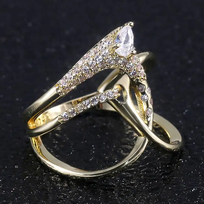 Huitan Damenring mit speziellem geometrischen Design, luxuriöses Party-Accessoire in Goldfarbe, eingelegt mit glänzendem CZ, trendiger Damenschmuck für die Hochzeit