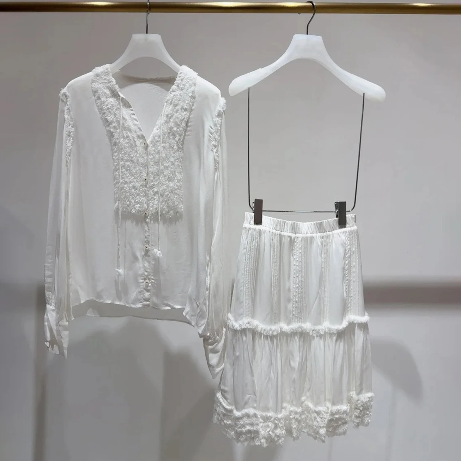 

High-End Autumn Faion Set with Lace Design V-Ne Blouse And f Skirt for Women Artistic Sle Regular Fit Long Sve