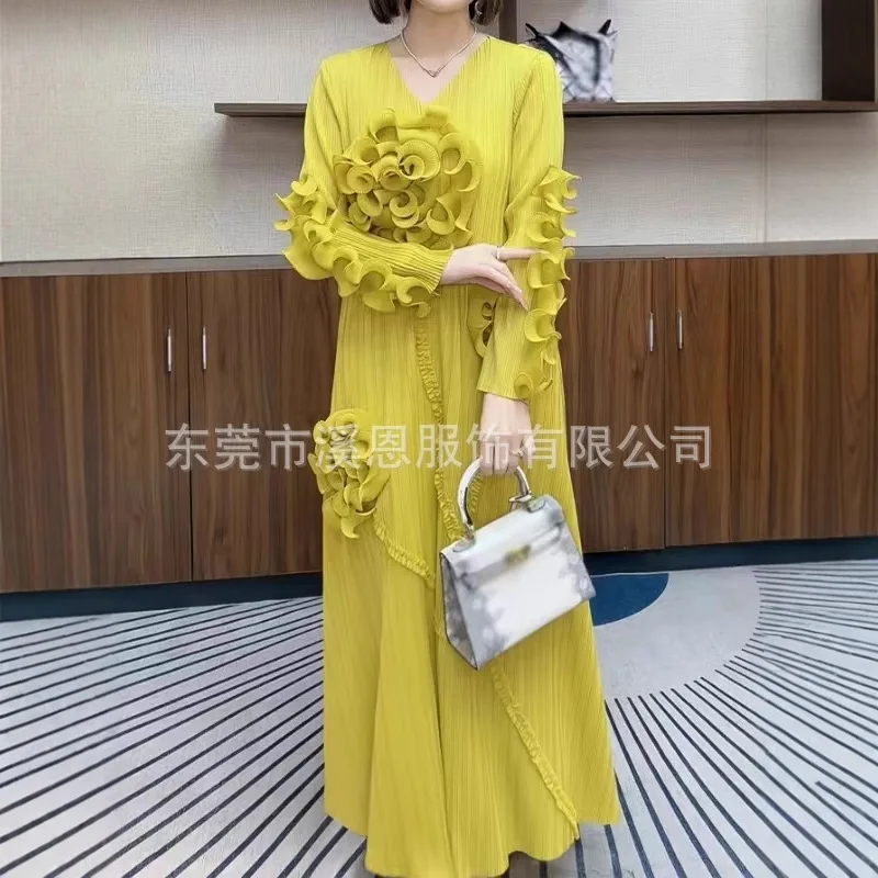 Miyake robe plissée 2025 nouveau pli col en v en bois bord d'oreille plaque fleur solide haut de gamme robe plissée grande taille vêtements pour femmes