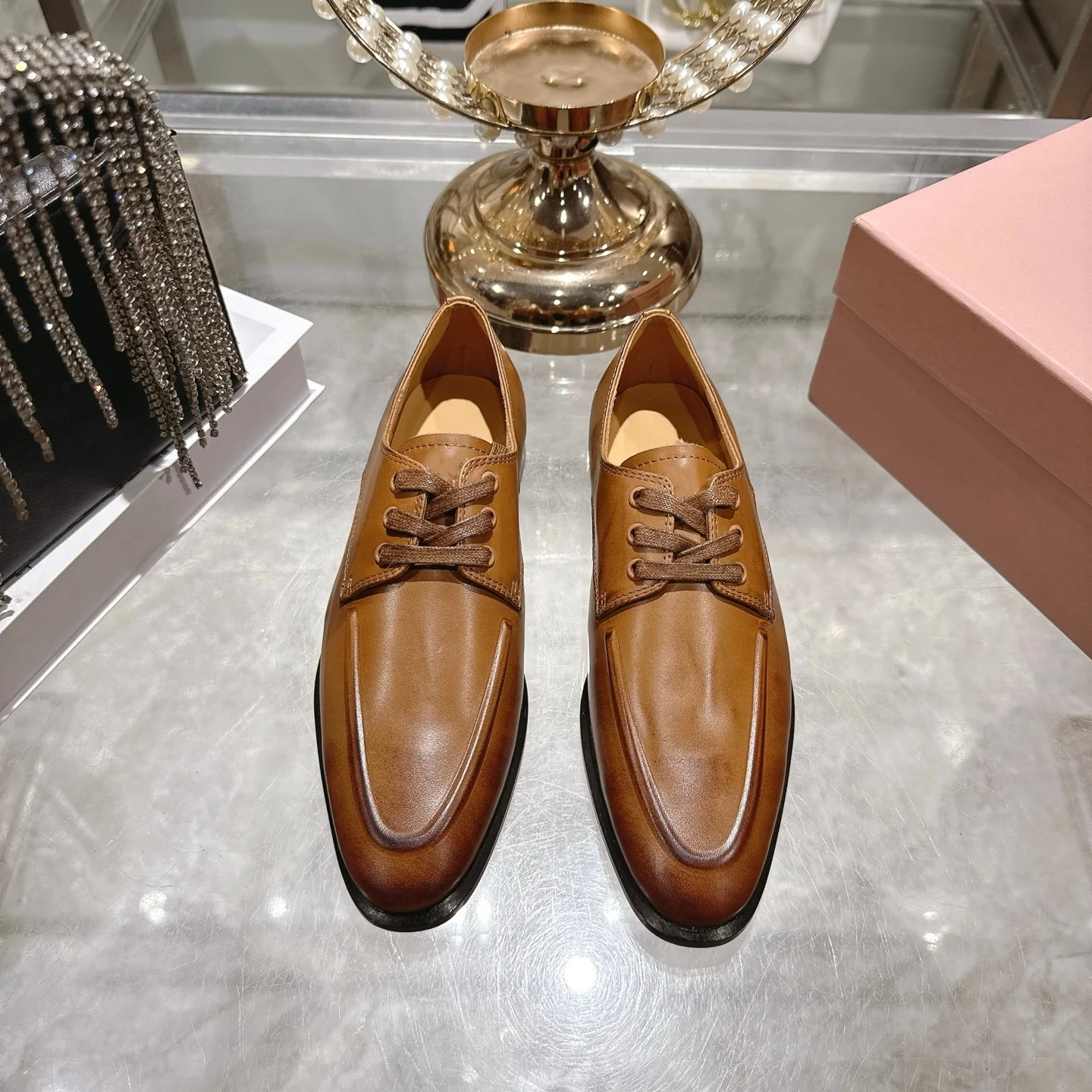 أحذية نسائية مصممة أوائل الربيع أحذية بدون كعب جلدية بنمط جديد