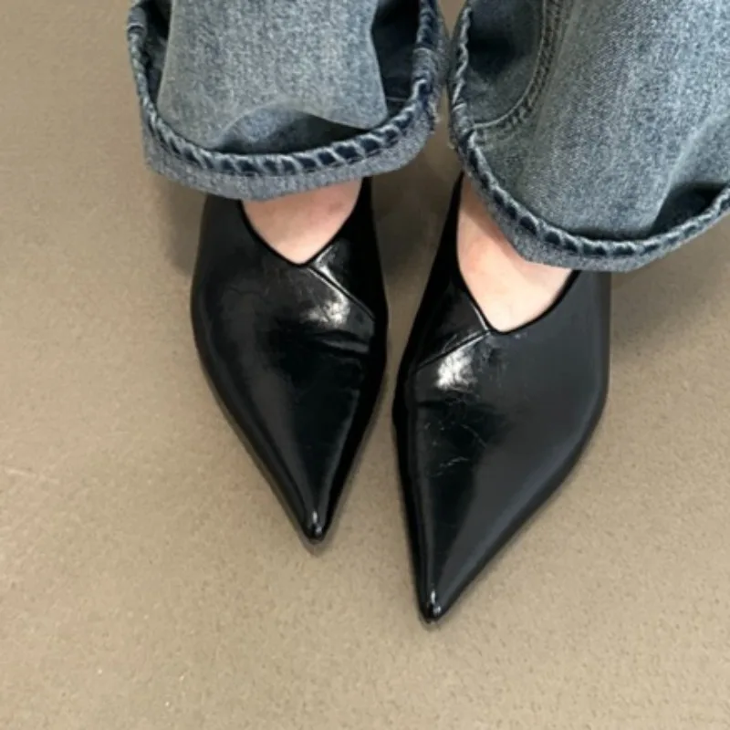 

Женские пикантные двухцветные туфли на плоской подошве с острым носком, новинка весны 202, водонепроницаемые легкие лоферы из лакированной кожи с неглубоким носком, размеры 35-41