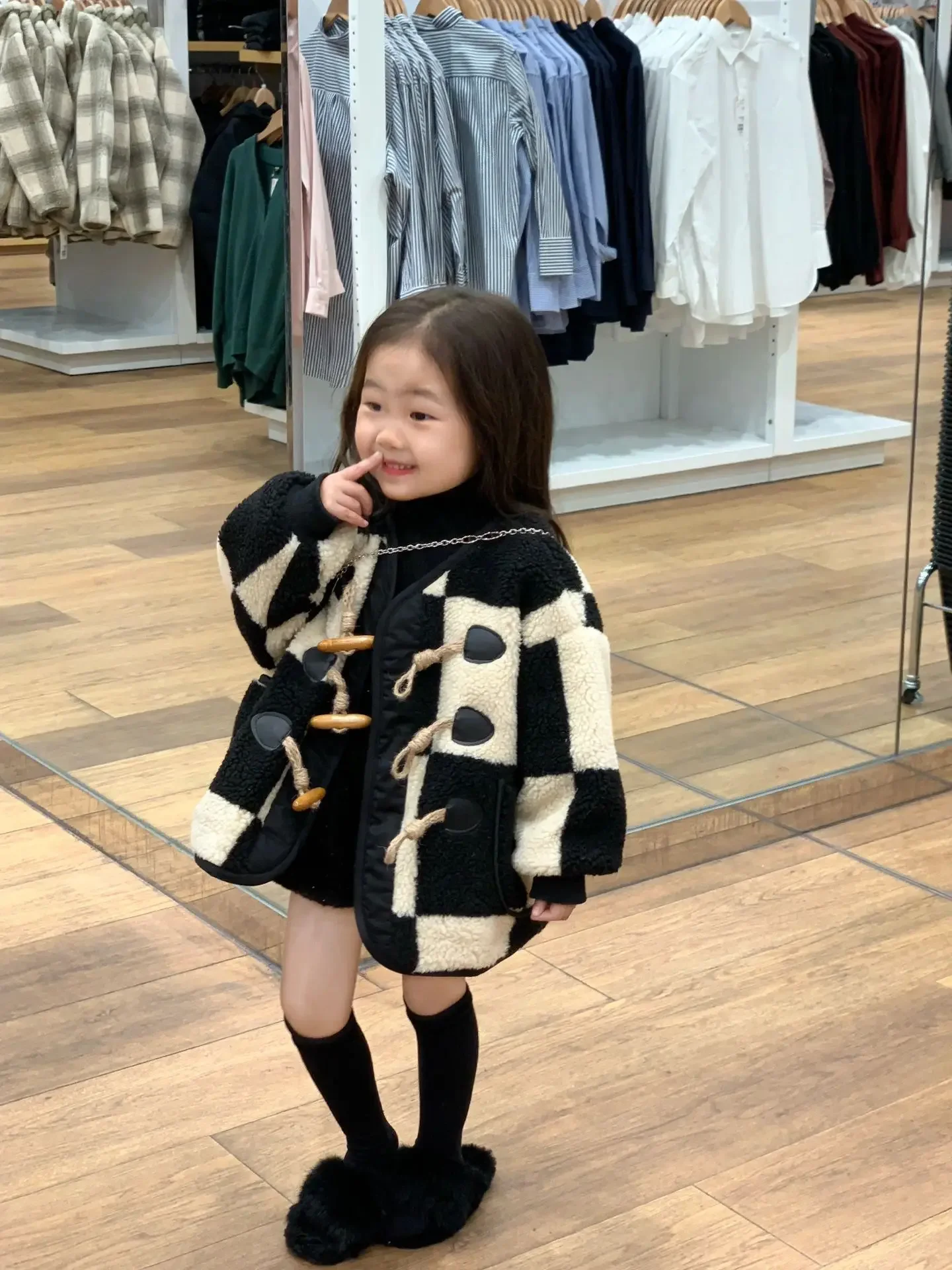 Korean girls\' winter clothes fashion thick velvet checkerboard pattern wool sweater cow horn button lamb wool warm jacket