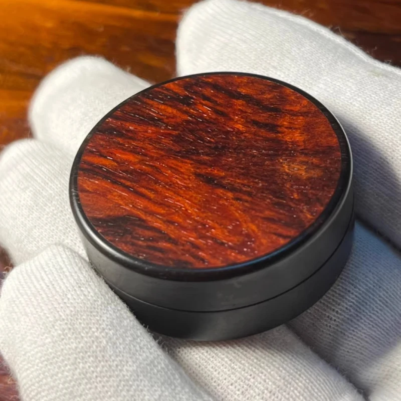 

Механический магнитный выталкиватель карт ZMW EDC из красного сандалового дерева в форме маленького листа, настольная антистресс-игрушка