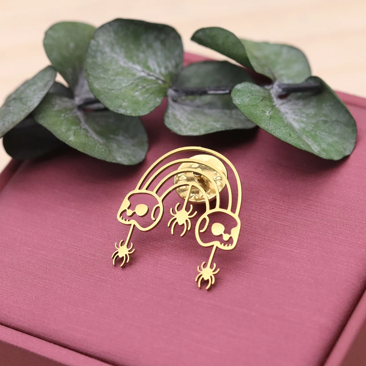 Punk Men’s Lapel Brooch Pin, Minimalist Skull Spider Rainbow Design, Stainless Steel Suit Jacket Accessory, Halloween Present