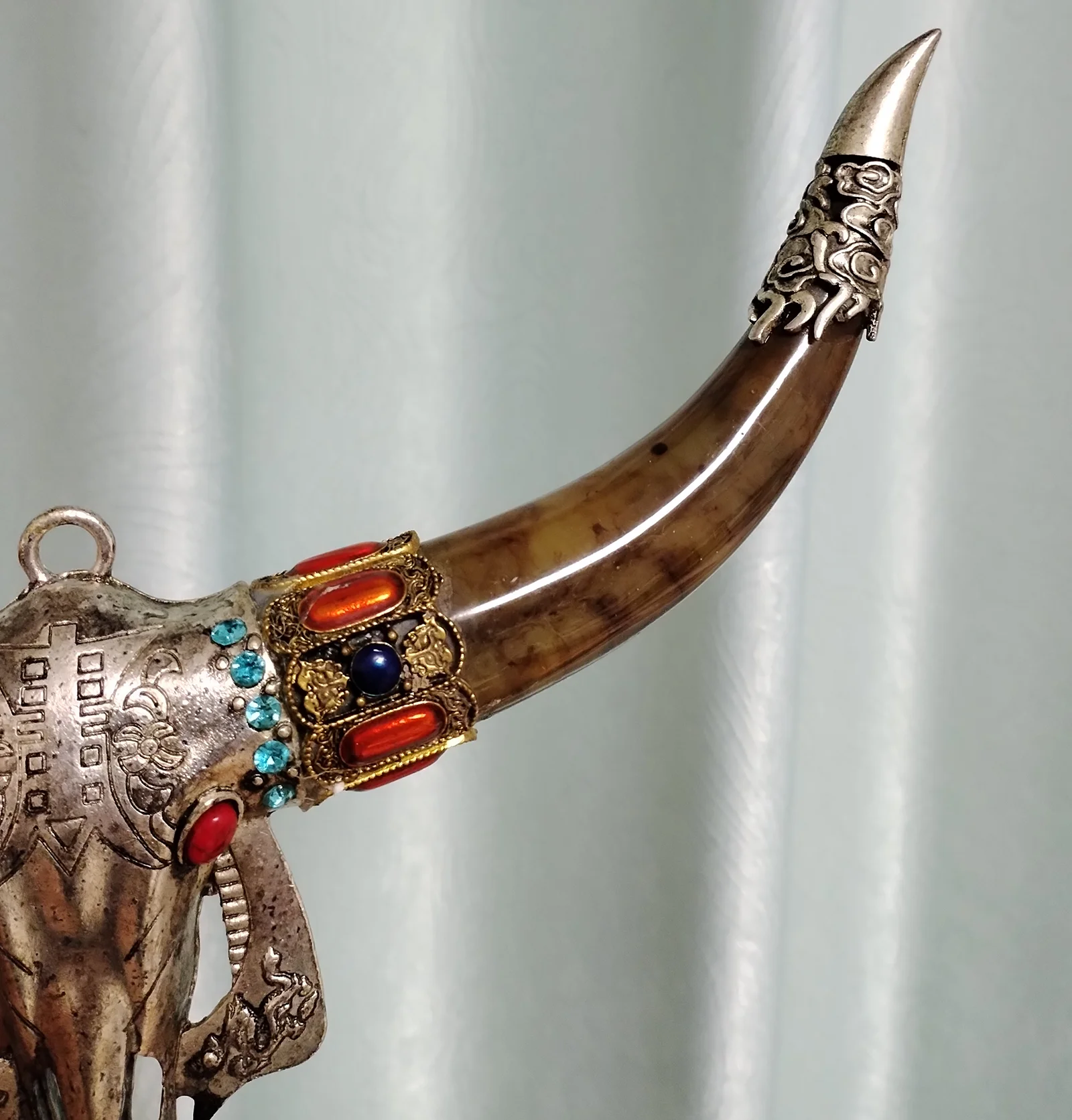 Real OX Horn Embedded Alloy Ox Head Handmade Authentic Buffalo Horn Ornament Amulet Pendant Home Decor Accent Table Display