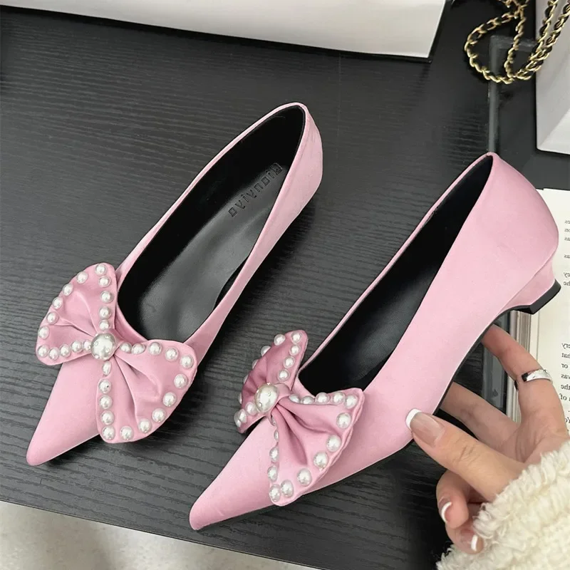 

Розовые женские туфли-лодочки на каблуке «котенок», атласные туфли-лодочки с жемчужным бантом, туфли-лодочки на низком каблуке, элегантные удобные лоферы с острым носком, туфли-лодочки на низком каблуке