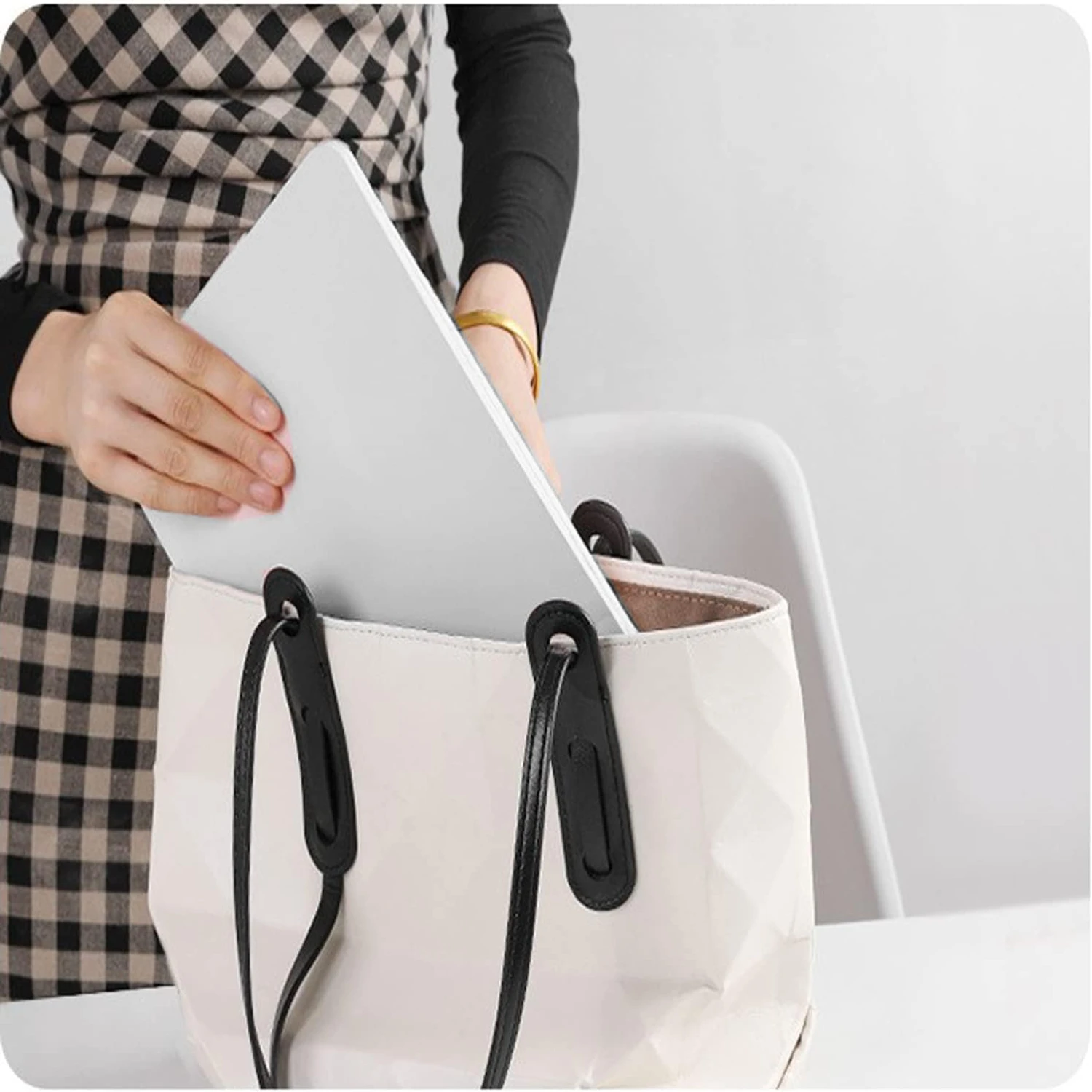 Przenośne lusterko kosmetyczne podróżne z 72 jasnymi diodami LED i 3 oszałamiającymi trybami oświetlenia kolorowego, ładowane do użytku w podróży