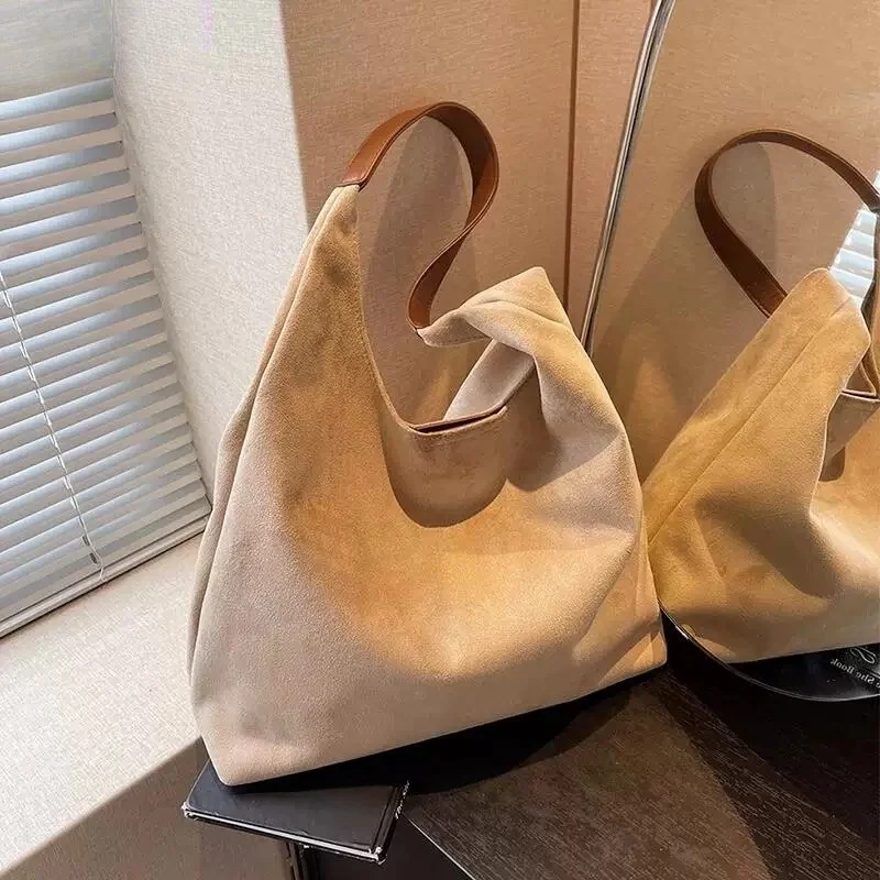 

Large Capacity Women's Velvet Bread Bag Commuter Tote Casual Underarm Bag for Work Stylish New Model Versatile Leisure Bag