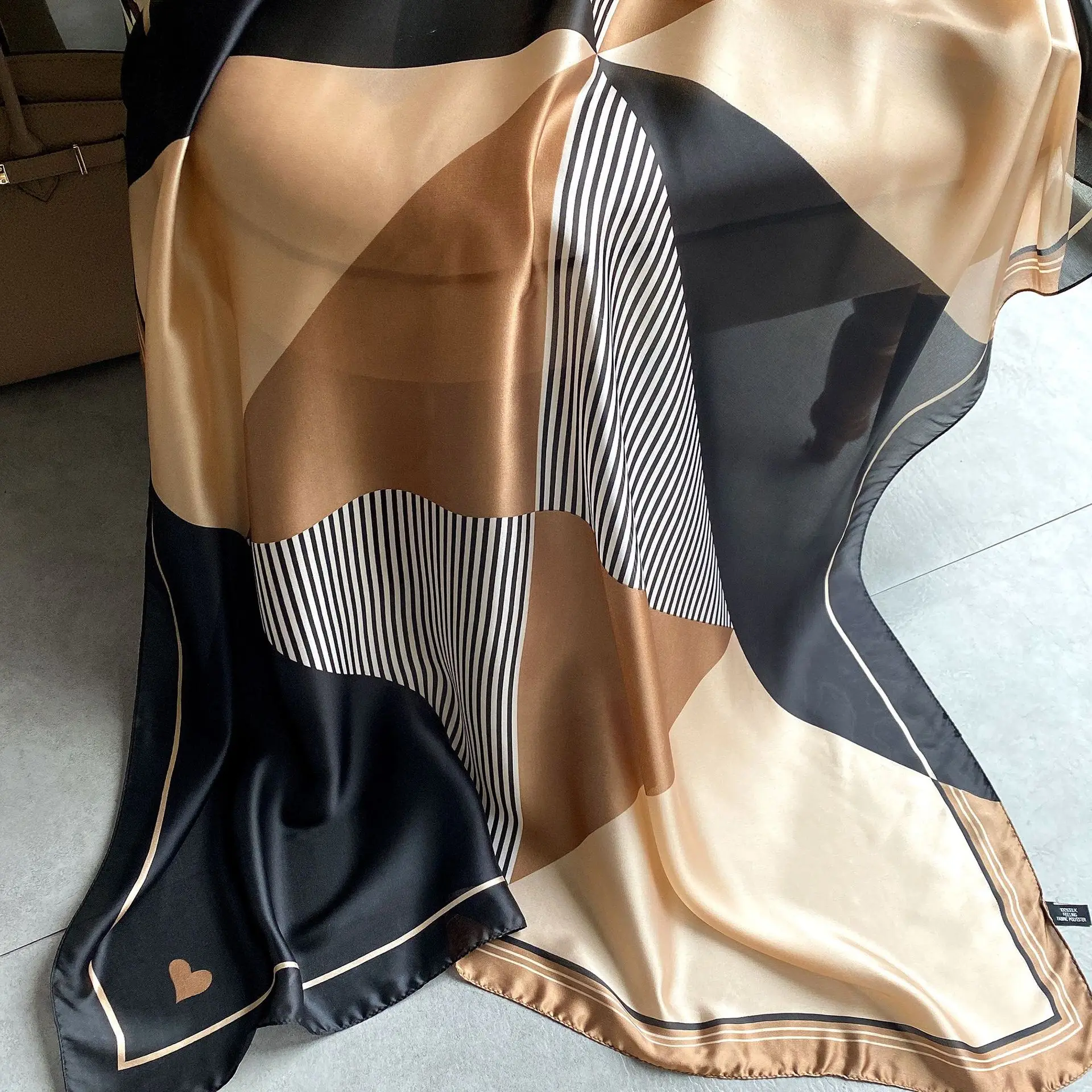 

Summer hot selling new geometric contrasting striped shawl with elegant temperament and sun protection, paired with air-conditio