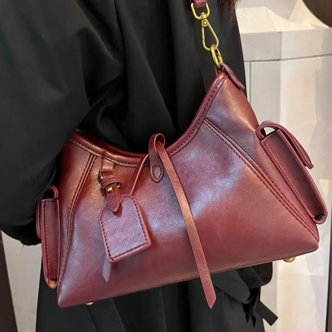 

2025 Новая модная индивидуальная женская сумка-тоут большой емкости Premium Sense Locomotive на одно плечо, портативная сумка через плечо с цепочкой