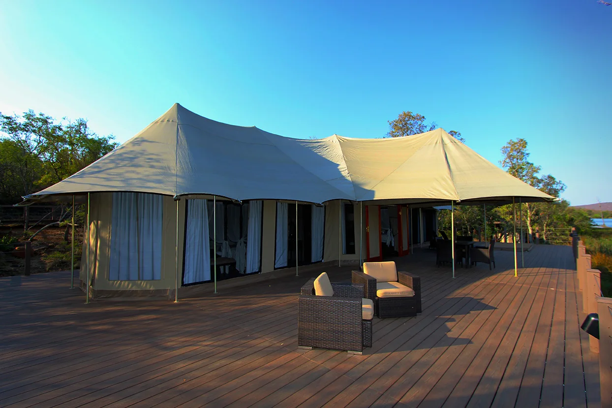 خيمة خارجية فاخرة بغرفتين وغرفة معيشة واحدة، خيمة Super Family Glamping، منتجع سفاري، خيمة فندقية مخصصة