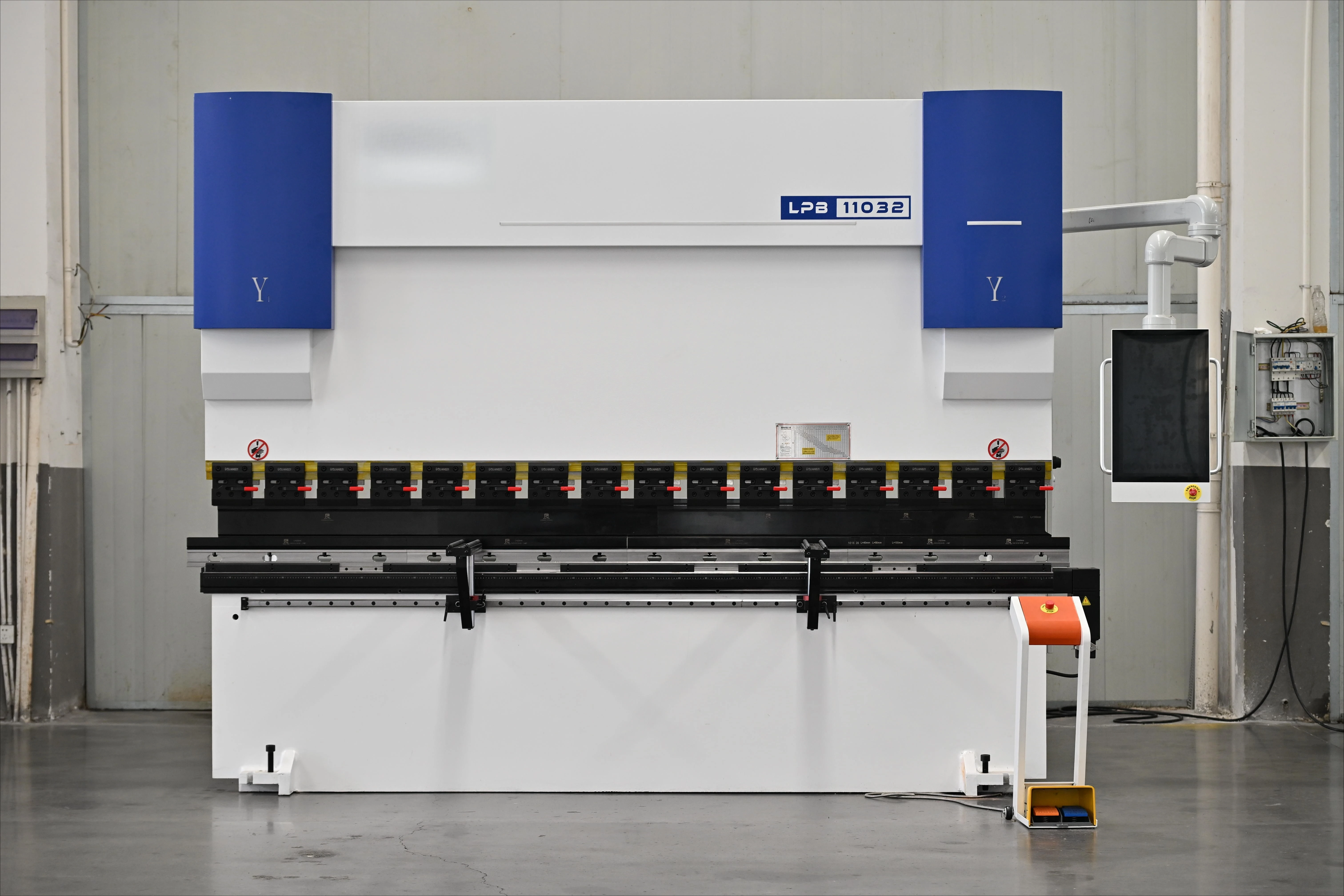 Cost-Effective Automatic 220T Bending Machine, LIANGJI Standard CNC Press Brake for Metal Fabrication