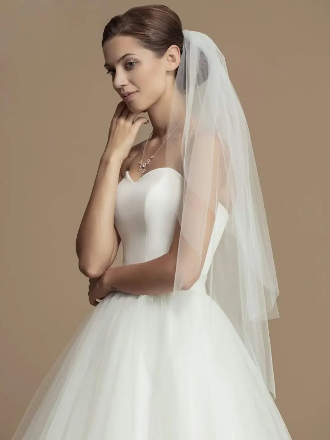 New In Trend 2 Tiers Bride Wedding Veil Short Fingertip Bridal Tulle Veil with Comb and Cut Edge