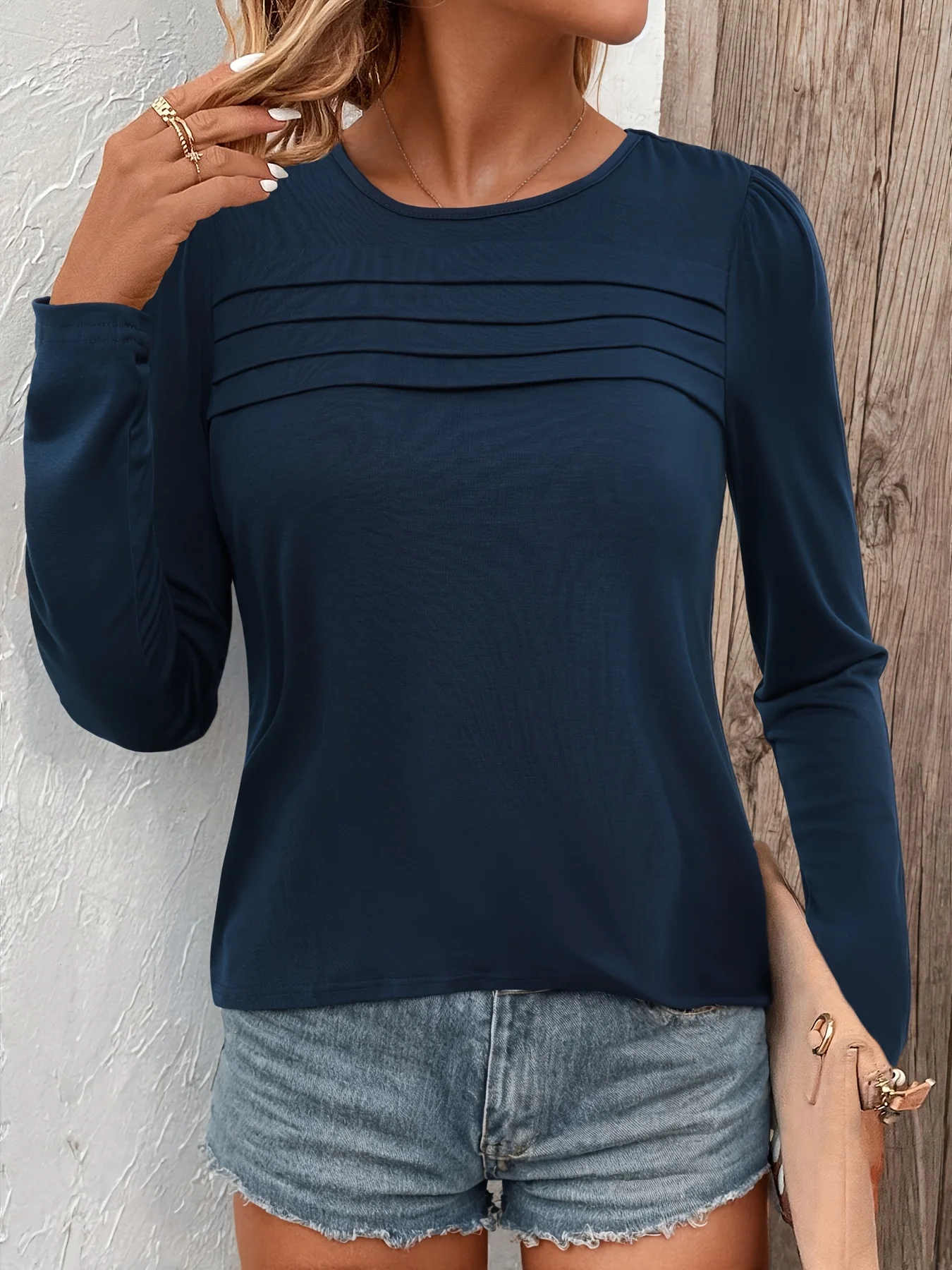 Elegantes T-Shirt mit gerichteter Zahnstocherfalte, einfarbig, Rundhalsausschnitt, raffiniertes Design, Basic-T-Shirt mit Rundhalsausschnitt für den Alltag. – Detail 2