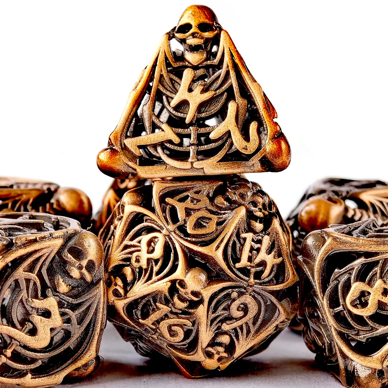 DND Set Metal Dice 7 peran bermain dadu fitur tengkorak, Hollow Metal D & D Dice Dungeon dan Dragon