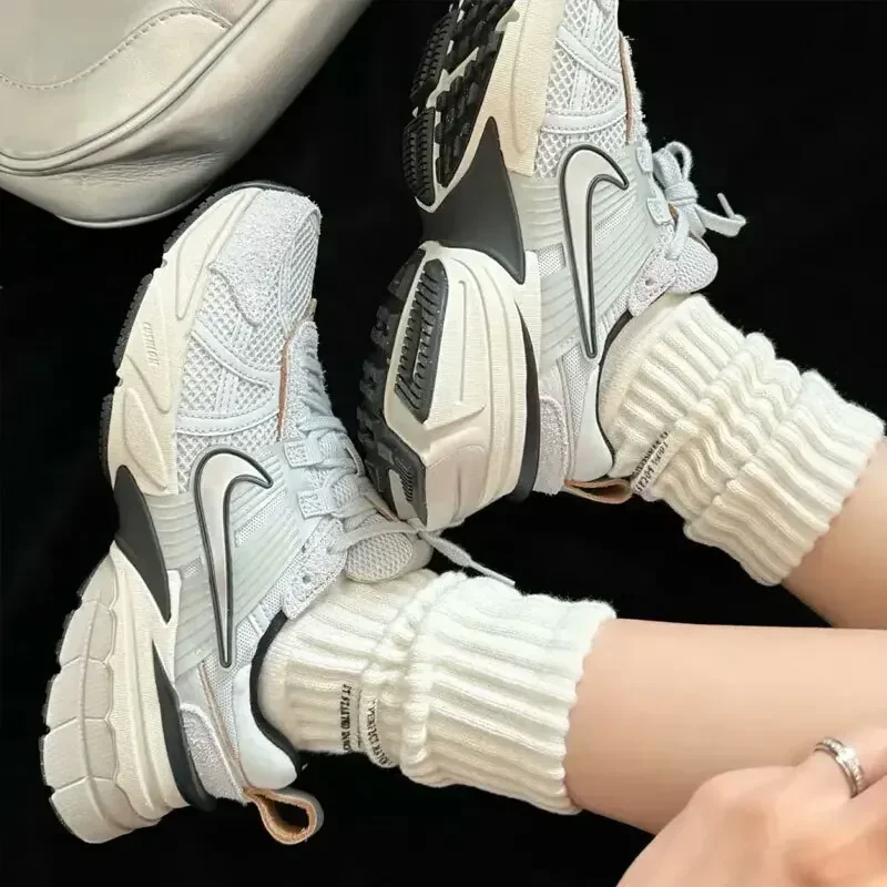 حذاء الجري Nike V2K Run Low Fashion Retro حذاء رياضي خفيف الوزن وجيد التهوية باللون الرمادي والأسود والأبيض