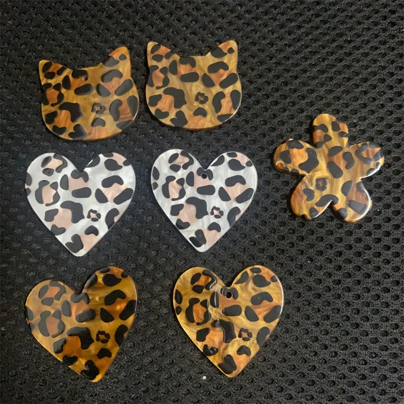 

Бесплатная доставка, 50 шт./лот, цвет, леопардовый узор, мультяшные сердечки, цветы, кошачьи головы, акриловые бусины, аксессуары для ювелирных изделий своими руками