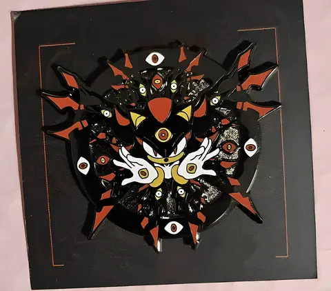 Biblisch genaue Emaille-Anstecknadel „Angel Doom Shadow“.