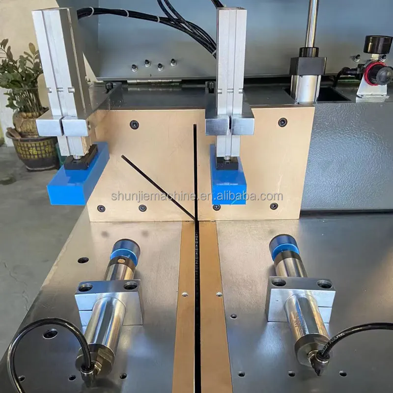 550 45/90 องศาโปรไฟล์อลูมิเนียมเครื่องตัดมุมอเนกประสงค์ประตูโลหะผสม Windows เครื่องทํา