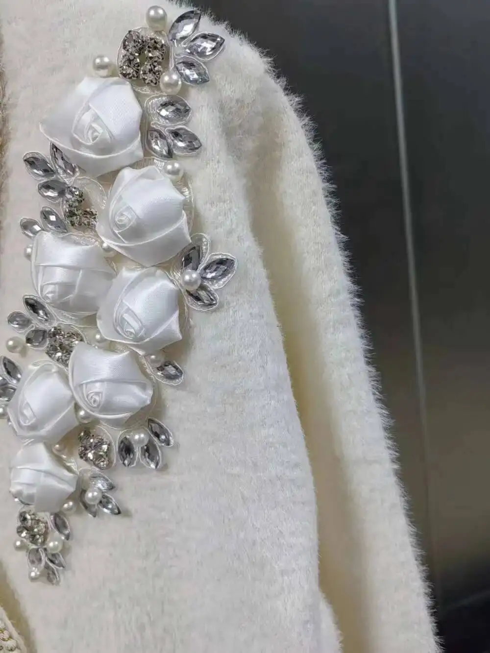 صور حقيقية اللؤلؤ D Wers فو الفراء أوف وايت سترة سترة للنساء الخريف الشتاء جيوب كبيرة تريكو سترة معطف