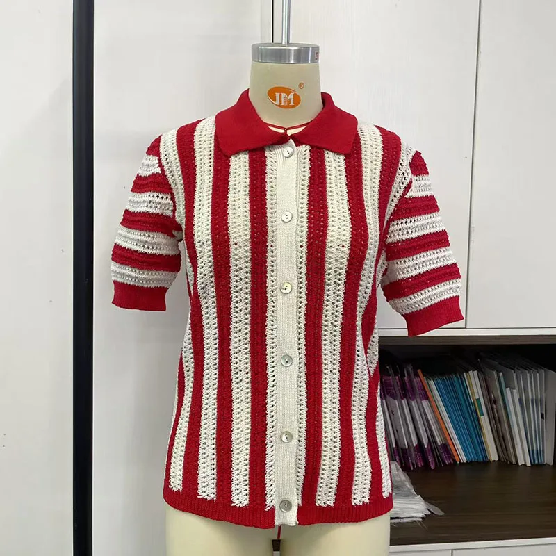 2025 Primavera Verano nuevas camisas de solapa de manga corta Casual rayas impresas Tops de punto moda ahueca hacia fuera la blusa de viaje de las mujeres