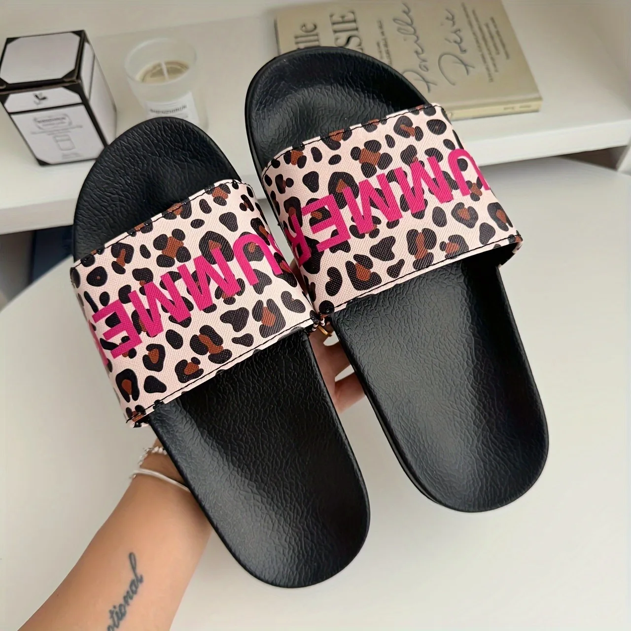 A Pair of Women's Leopard Print Slippers Made of Eva Material, Indoor Home Slippers, Girls' Non-Slip Bath Slippers, Women's Shoes
