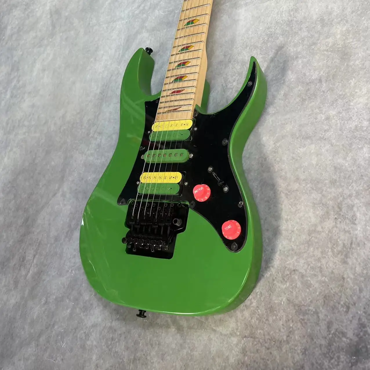 

7-string split electric guitar, green body, maple fingerboard, factory photo taken pictures, in stock, can be shipped with an or