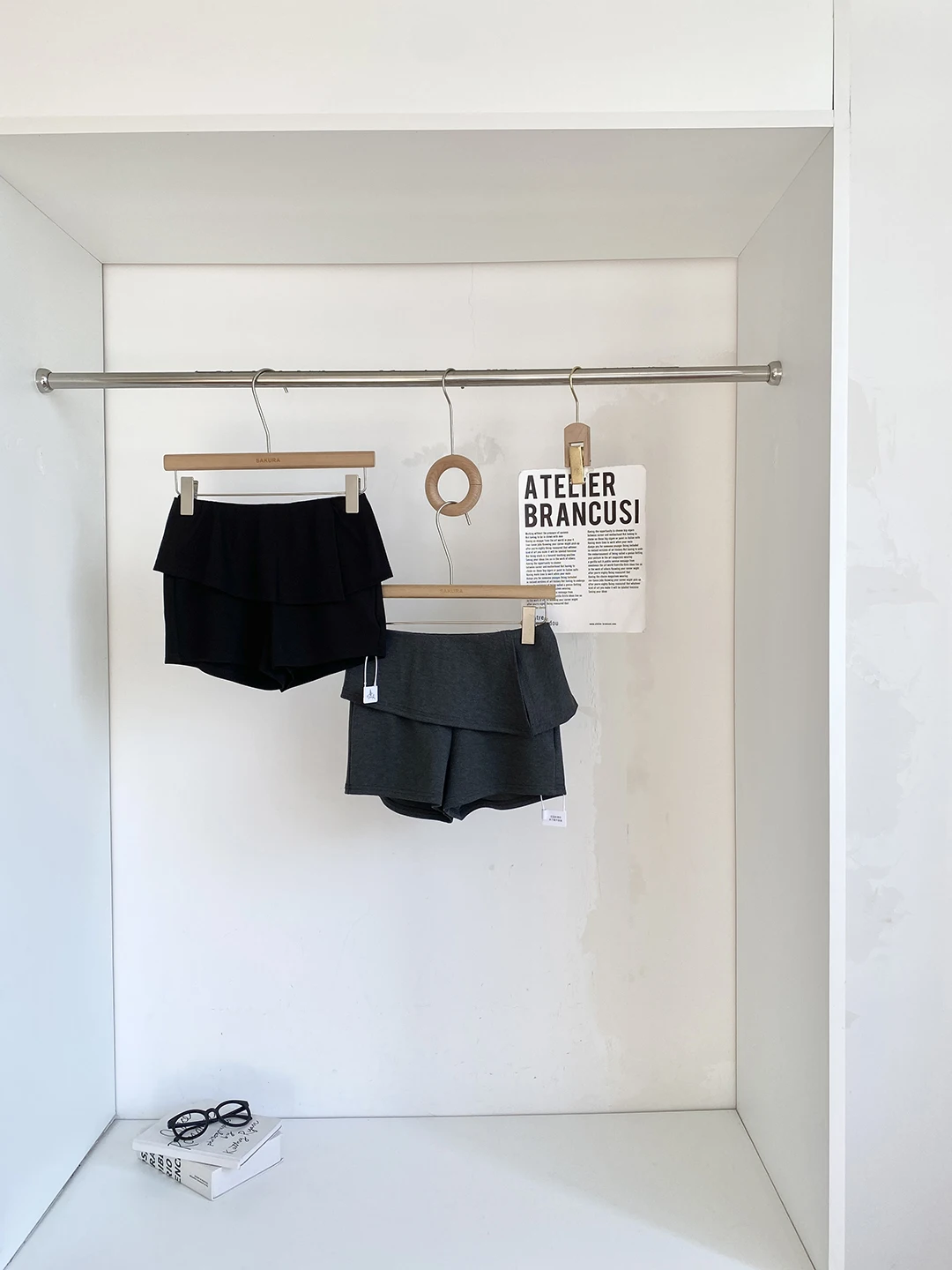 

Корейские женские повседневные шорты с высокой талией, широкими штанинами и А-образным силуэтом, дизайн весна 2026, для офиса и повседневной носки, для узкой аудитории