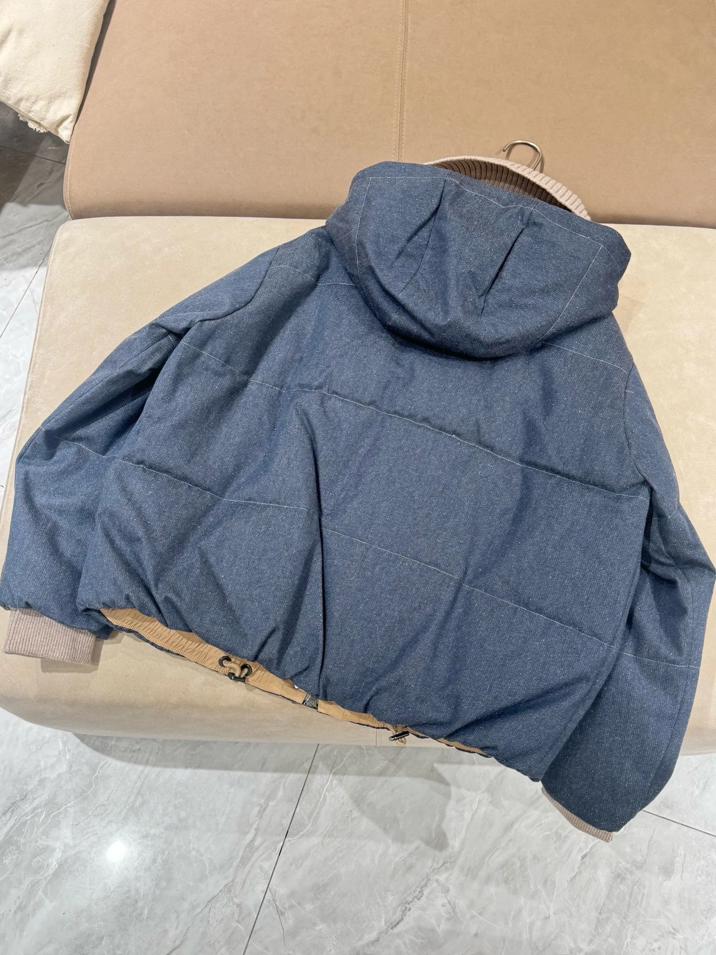 سترة نسائية شتوية جديدة عالية الجودة محبوكة بغطاء للرأس من ريش الإوز