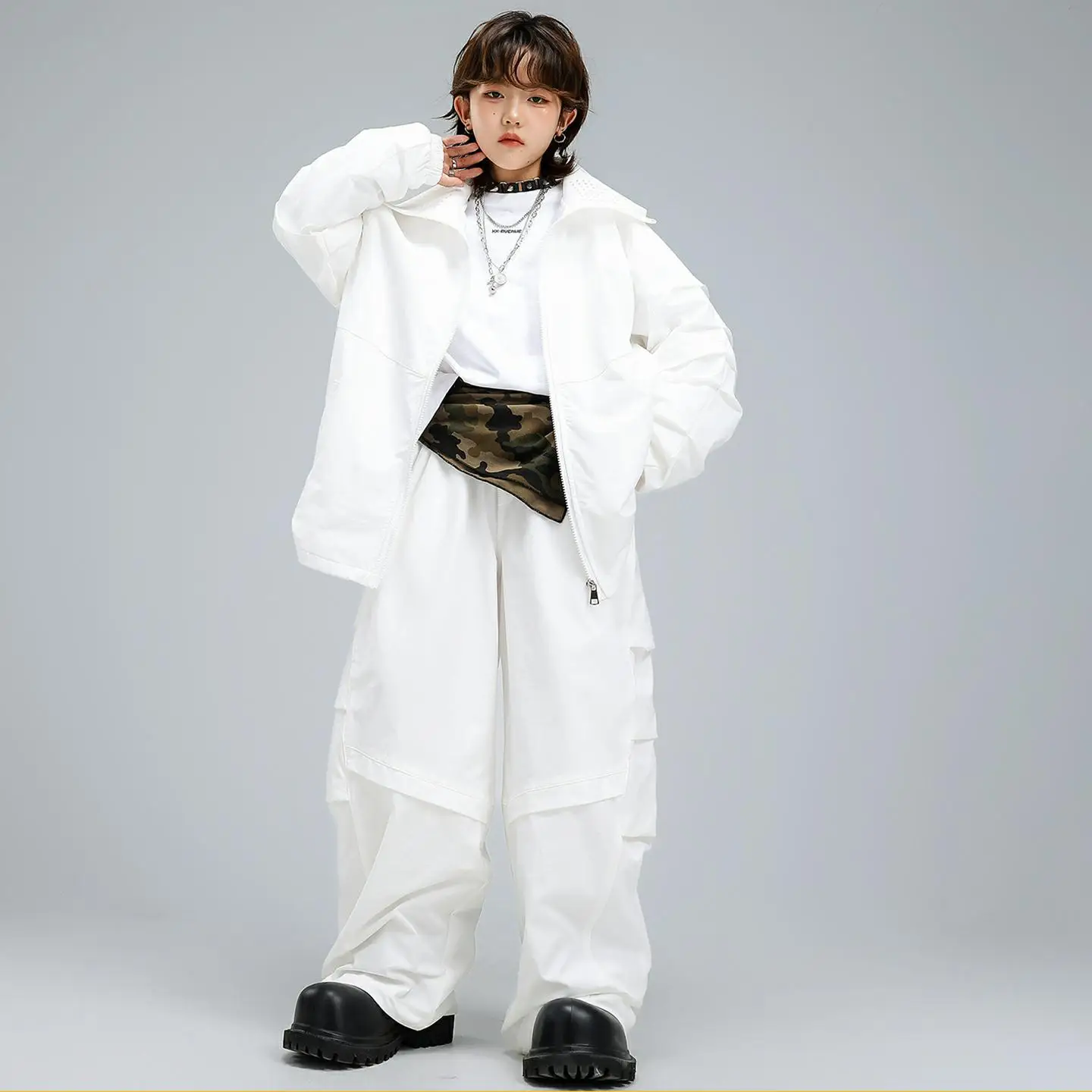 

Kid Kpop White Hip Hop Clothing Holes Neck Windbreaker Jacket Casual Parachute Pants for Girl Boy Street Dance Costumes Clothes